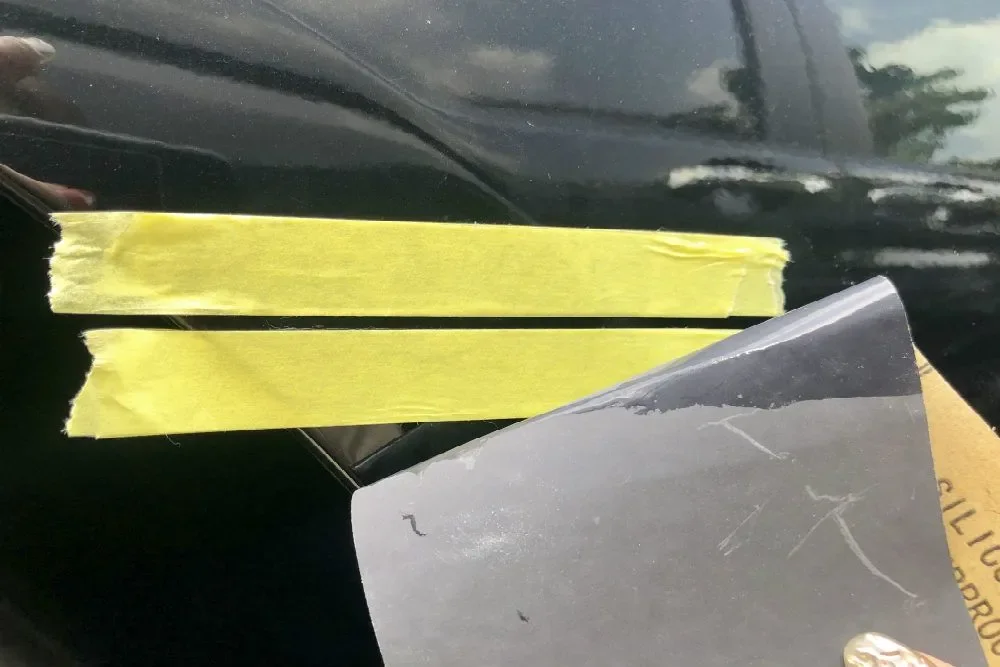 耐水ペーパーで表面を磨く