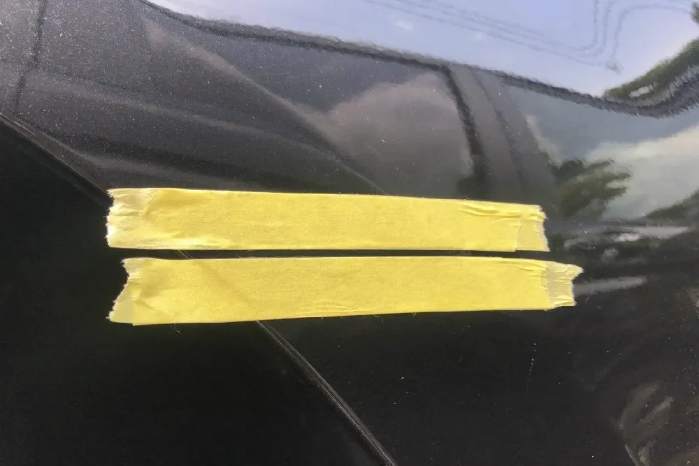 車の傷にマスキングをする