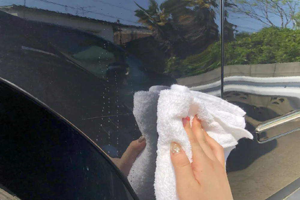 車の傷を洗って拭く