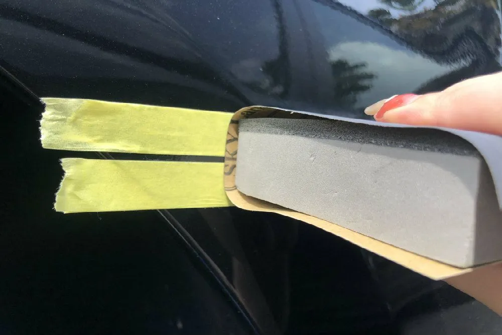 塗装後の車を磨く