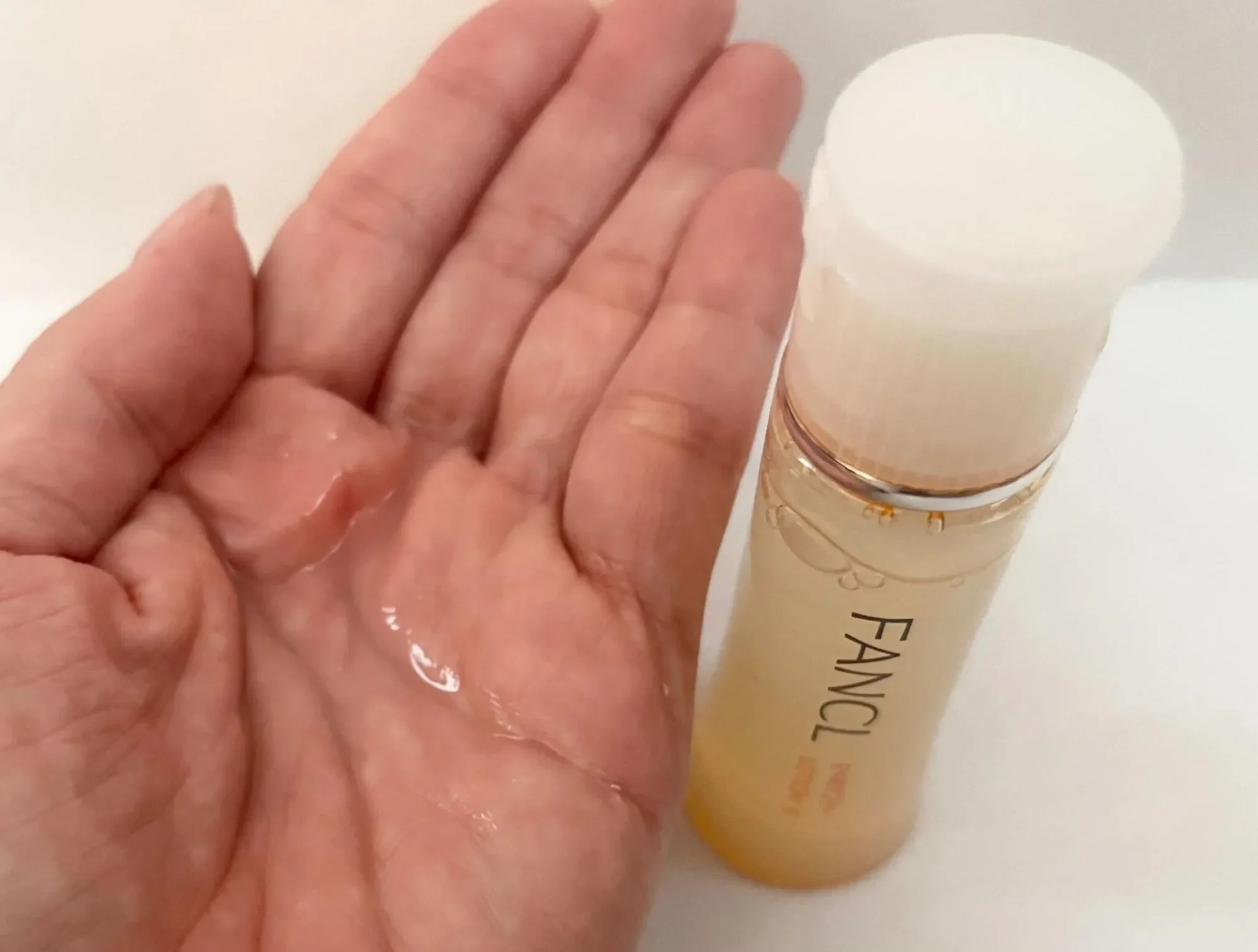 エンリッチプラス 化粧液 II しっとりのテクスチャーの様子