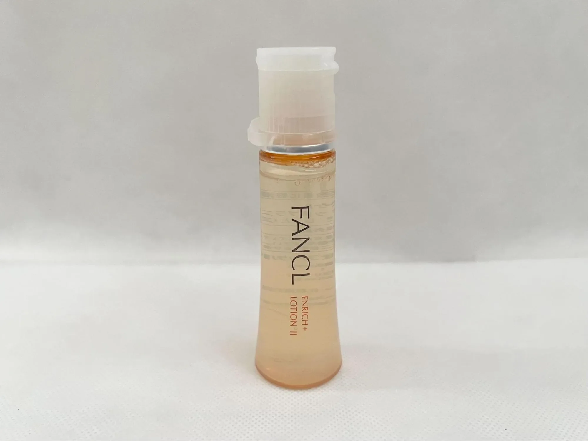 エンリッチプラス 化粧液 II しっとりのボトルの様子