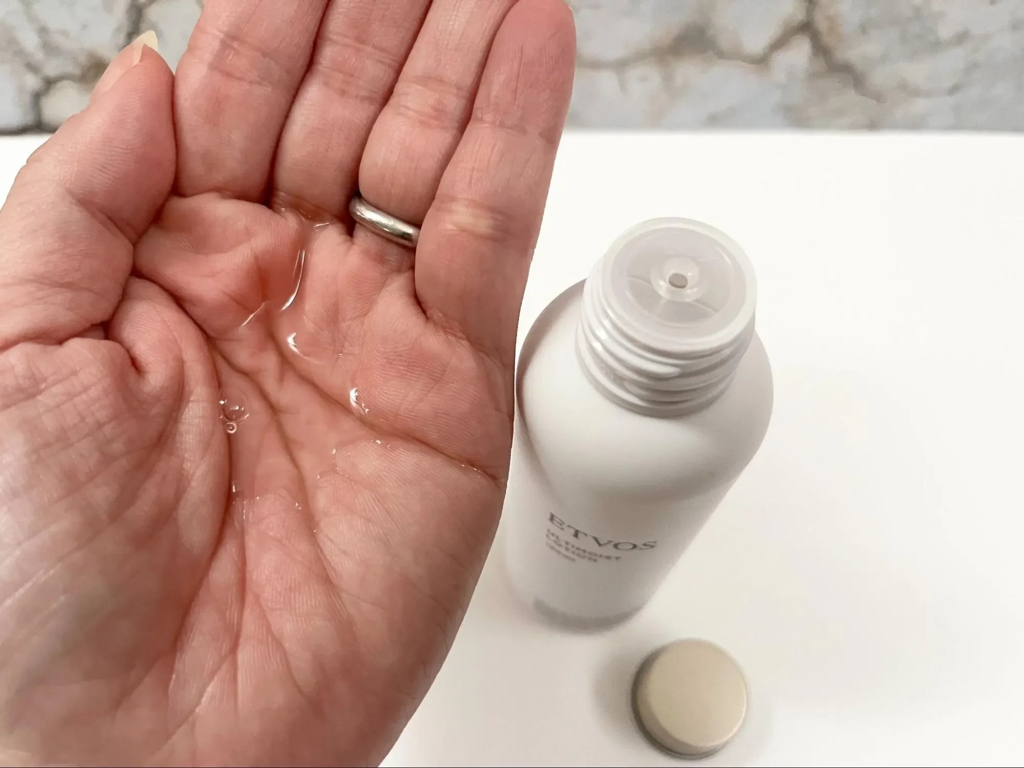 エトヴォス(ETVOS)アルティモイストローションのテクスチャーの様子