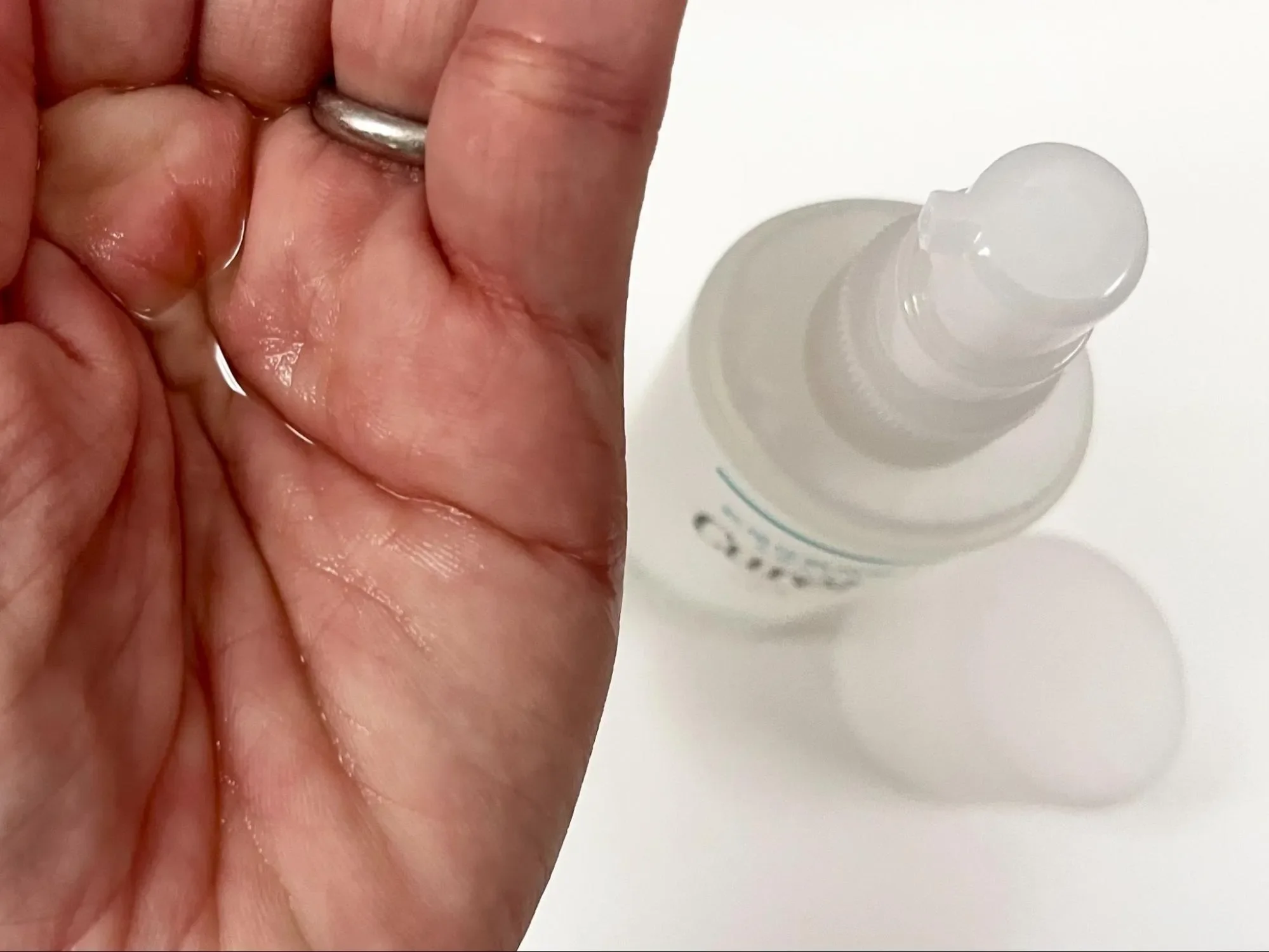 キュレル 潤浸保湿 化粧水 III とてもしっとりのテクスチャーの様子