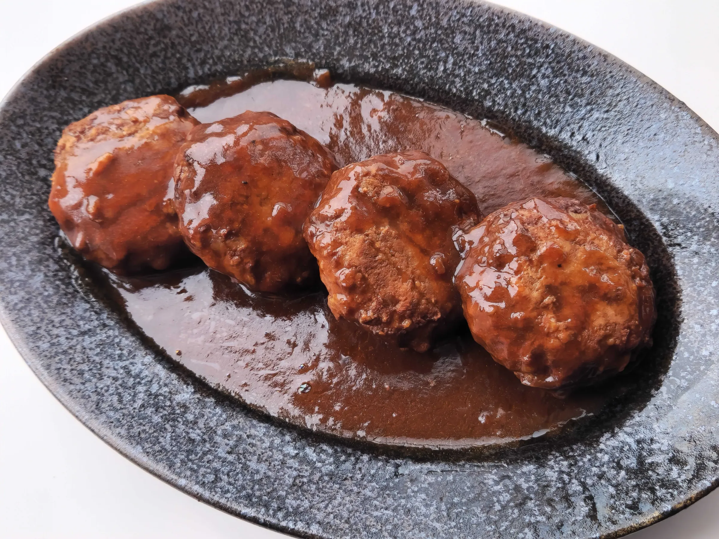 煮込みハンバーグ盛り付け