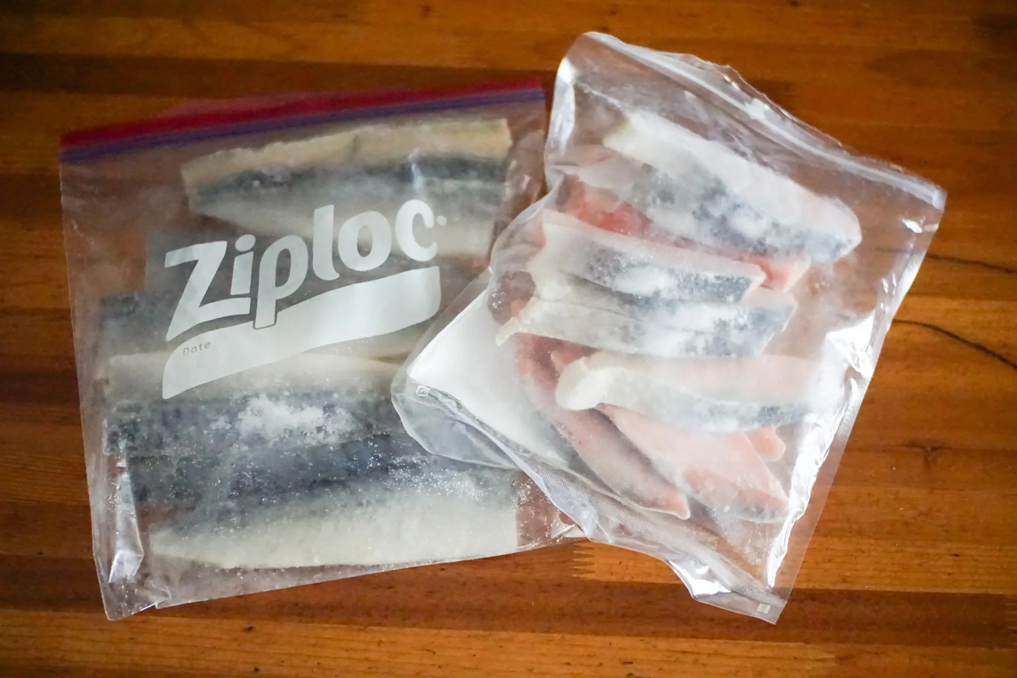 冷凍のサバの切り身と鮭の切り身