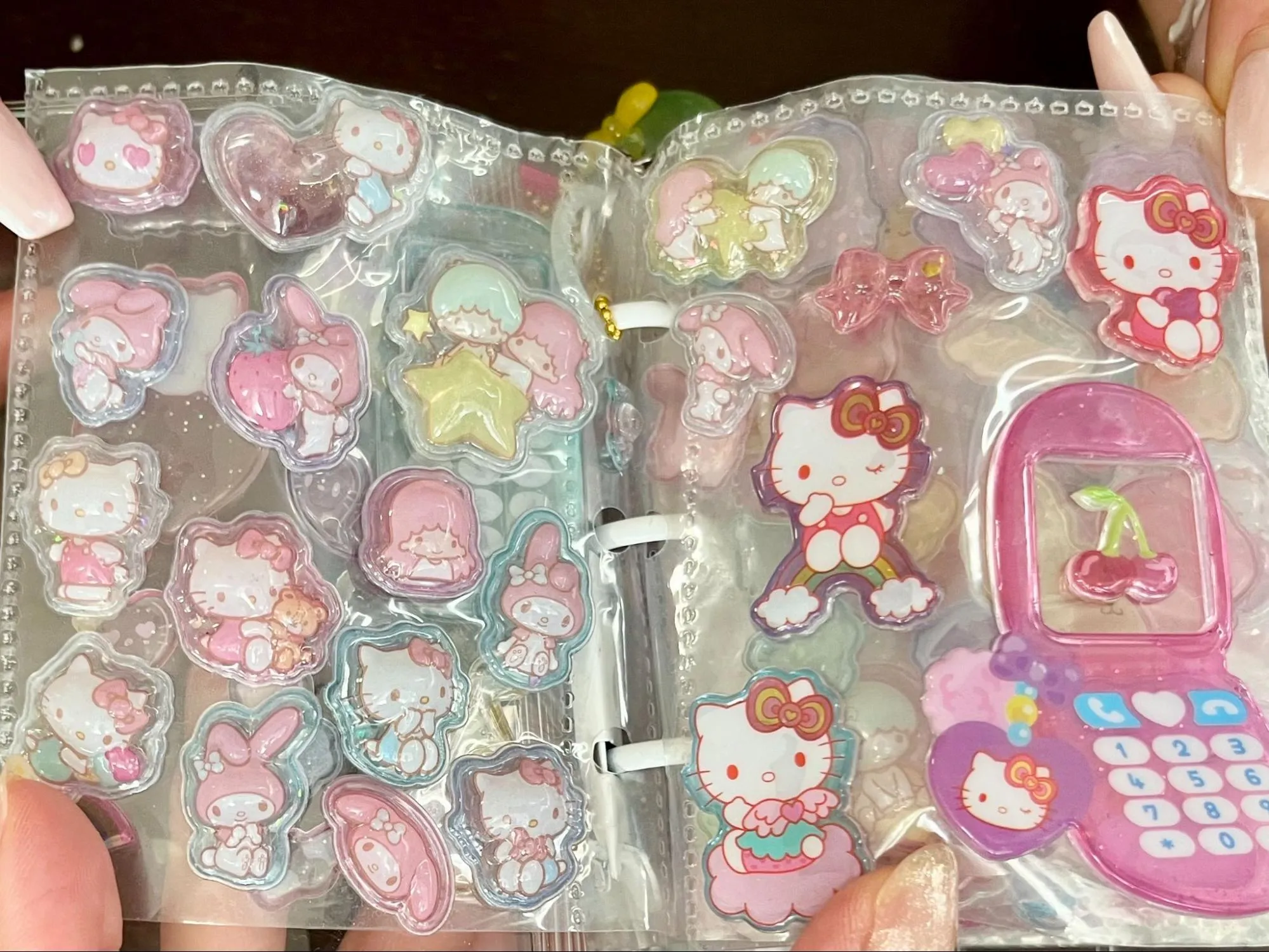 きれいにデコレーションされたシール帳の画像