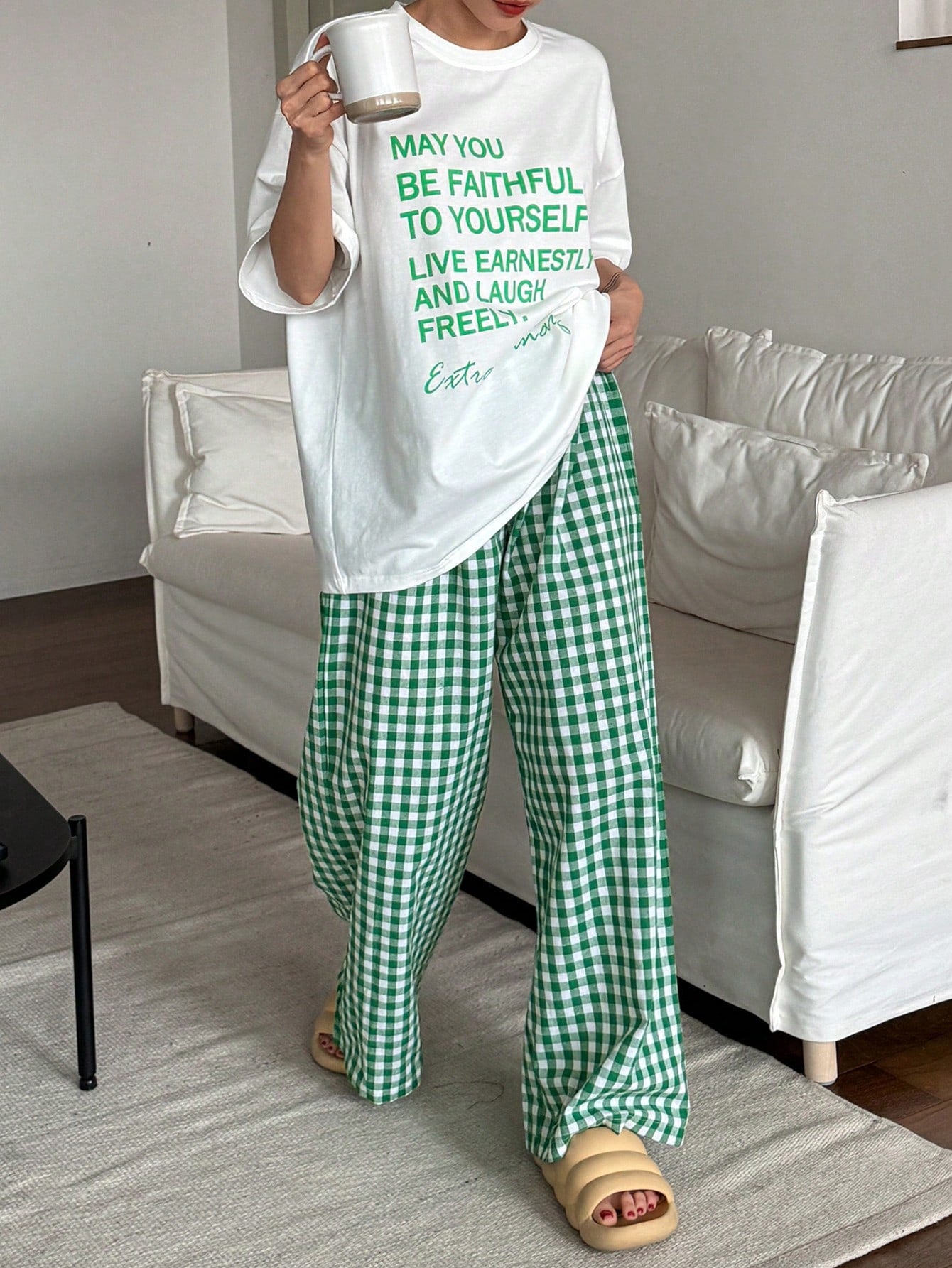 Tシャツとストレートレッグパンツセット