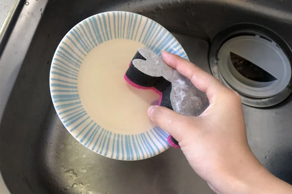 スポンジで食器洗い