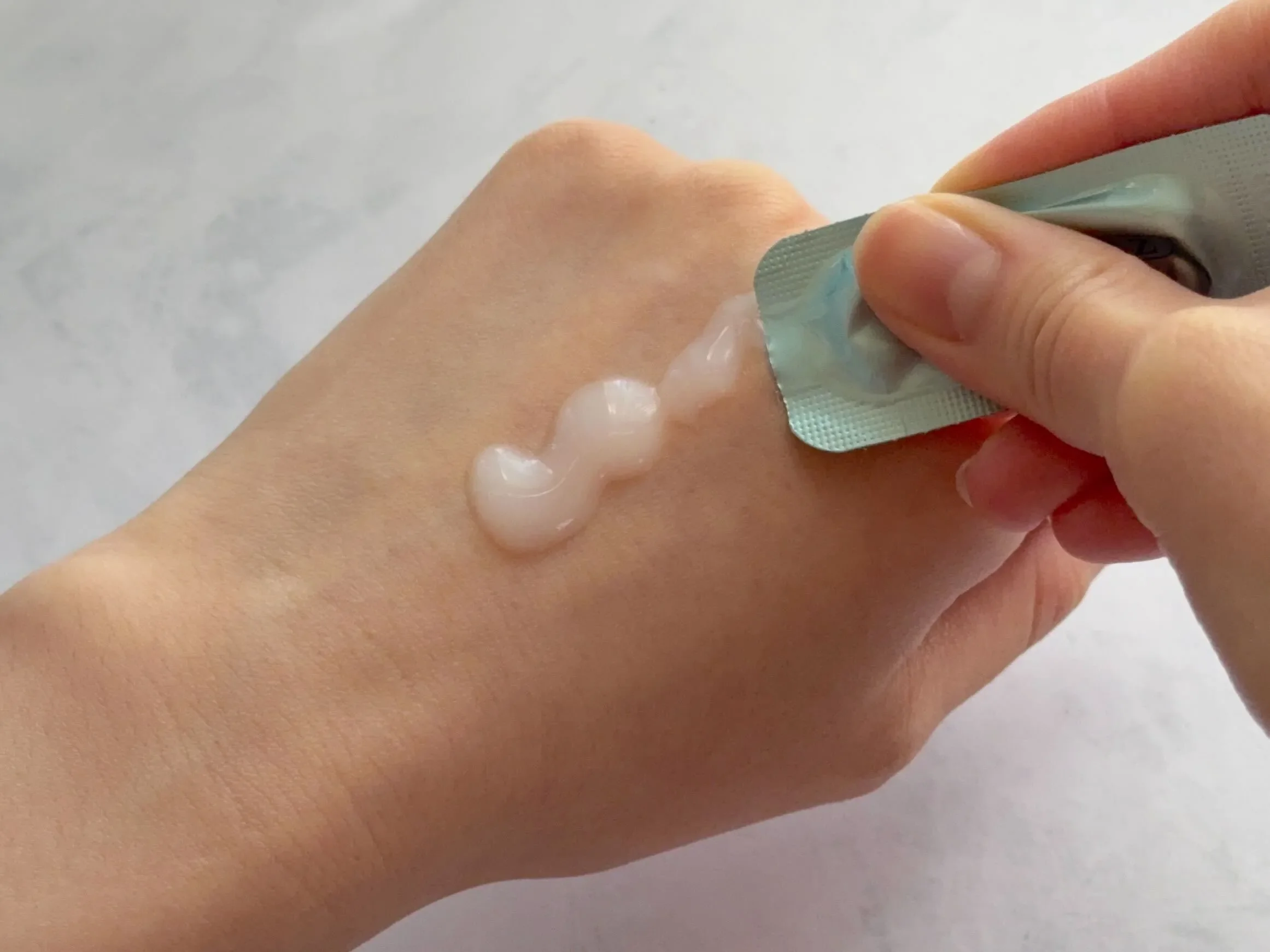 ユンス生AZ美容液のテクスチャー