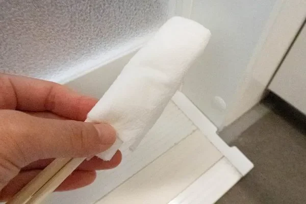 割りばしの先にキッチンペーパーを巻き付けこびりついた汚れを拭き取る