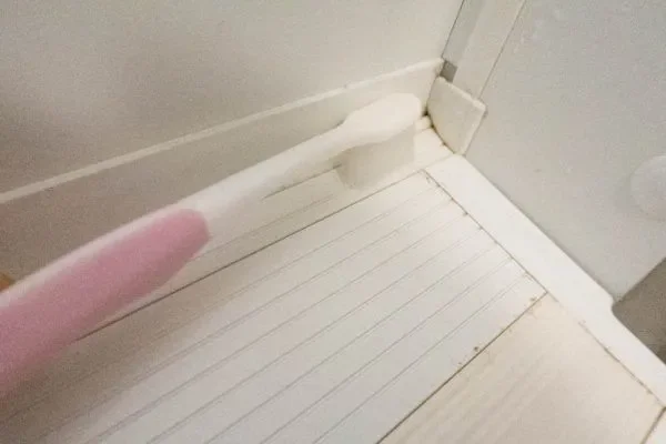 歯ブラシでスリットの周りを磨く