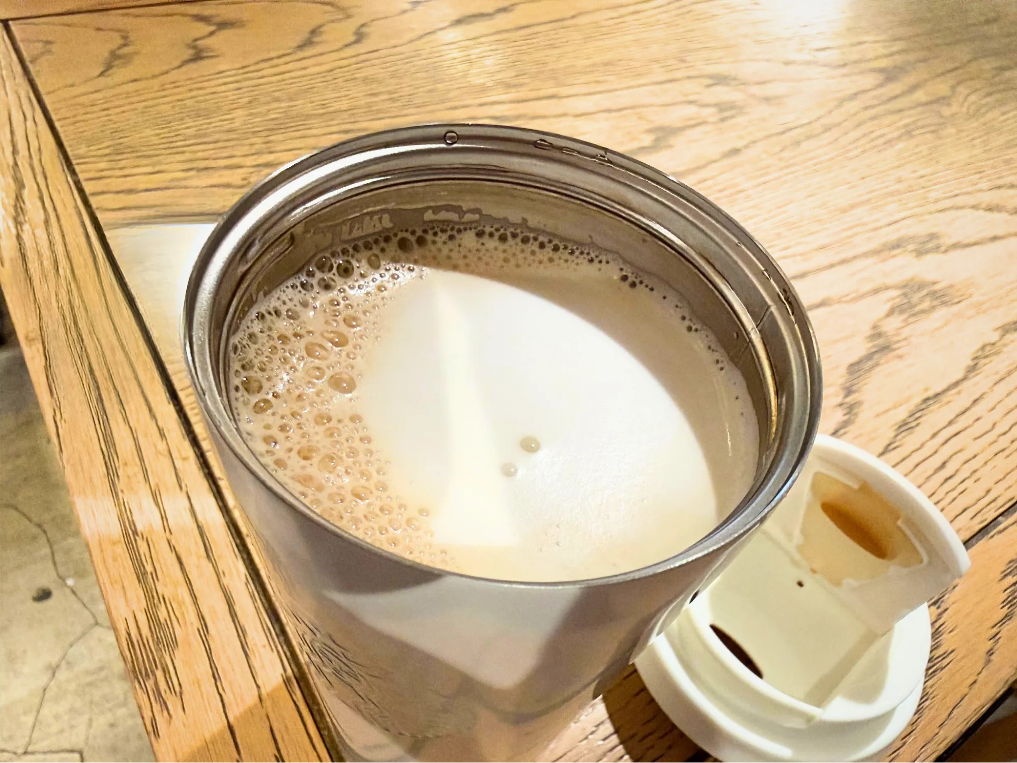 タンブラーに入ったコーヒーの画像