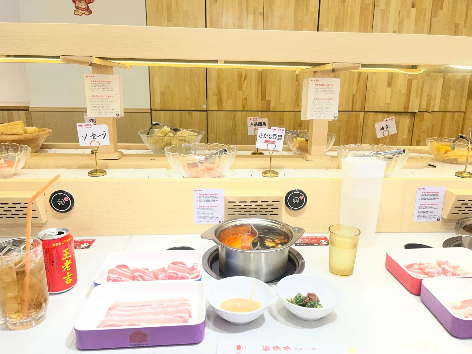 一人用の小鍋で楽しむ回転火鍋のテーブルセット