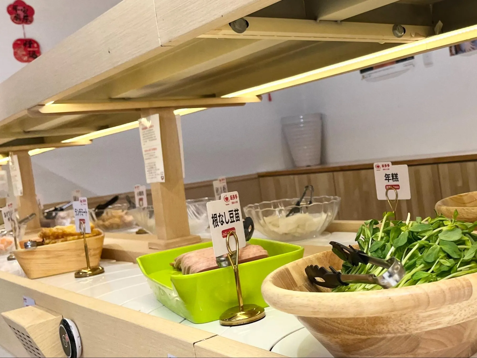 レーンを流れる新鮮な野菜や揚げパンなどの具材
