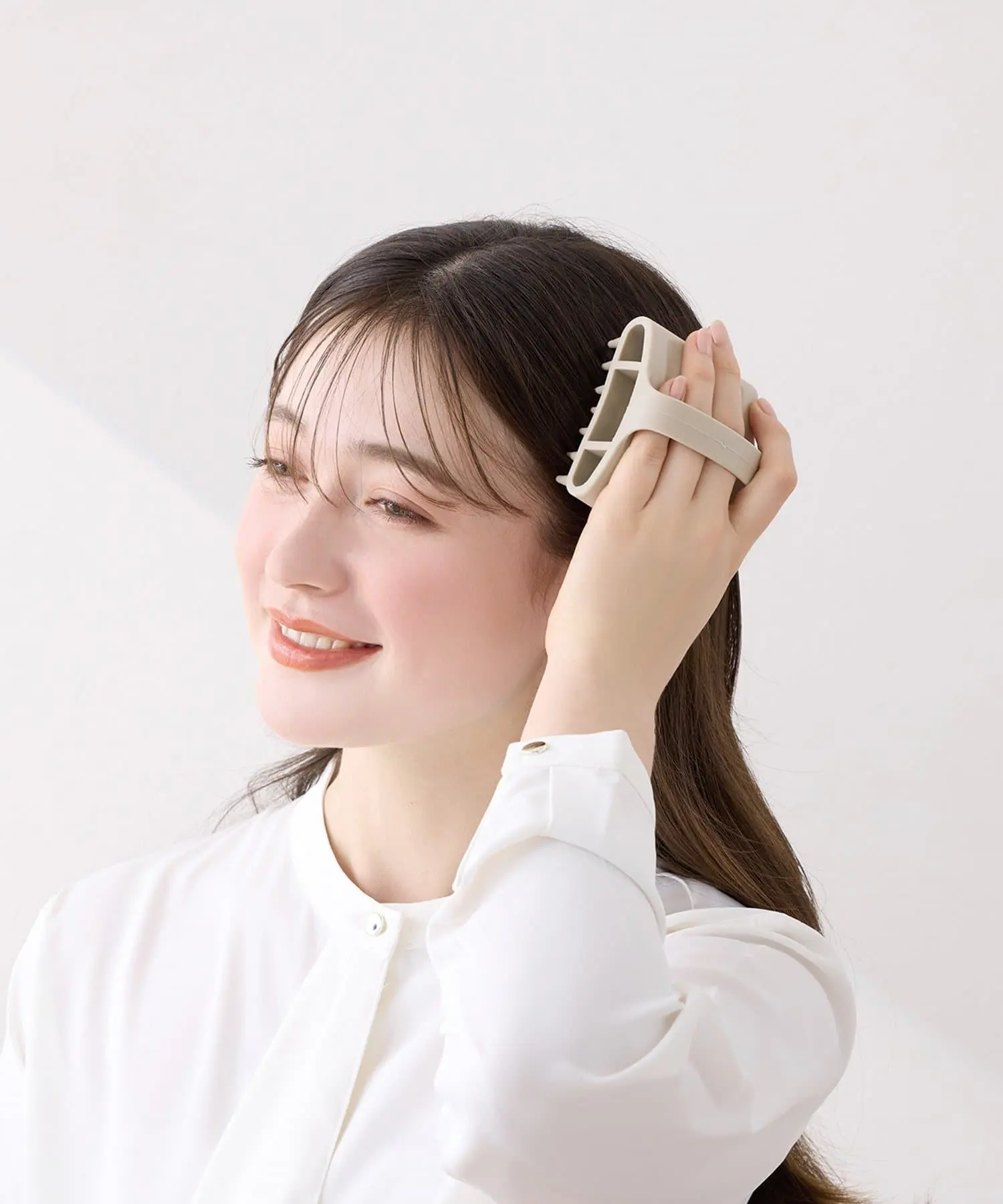 頭にフィットするシリコンスカルプブラシ