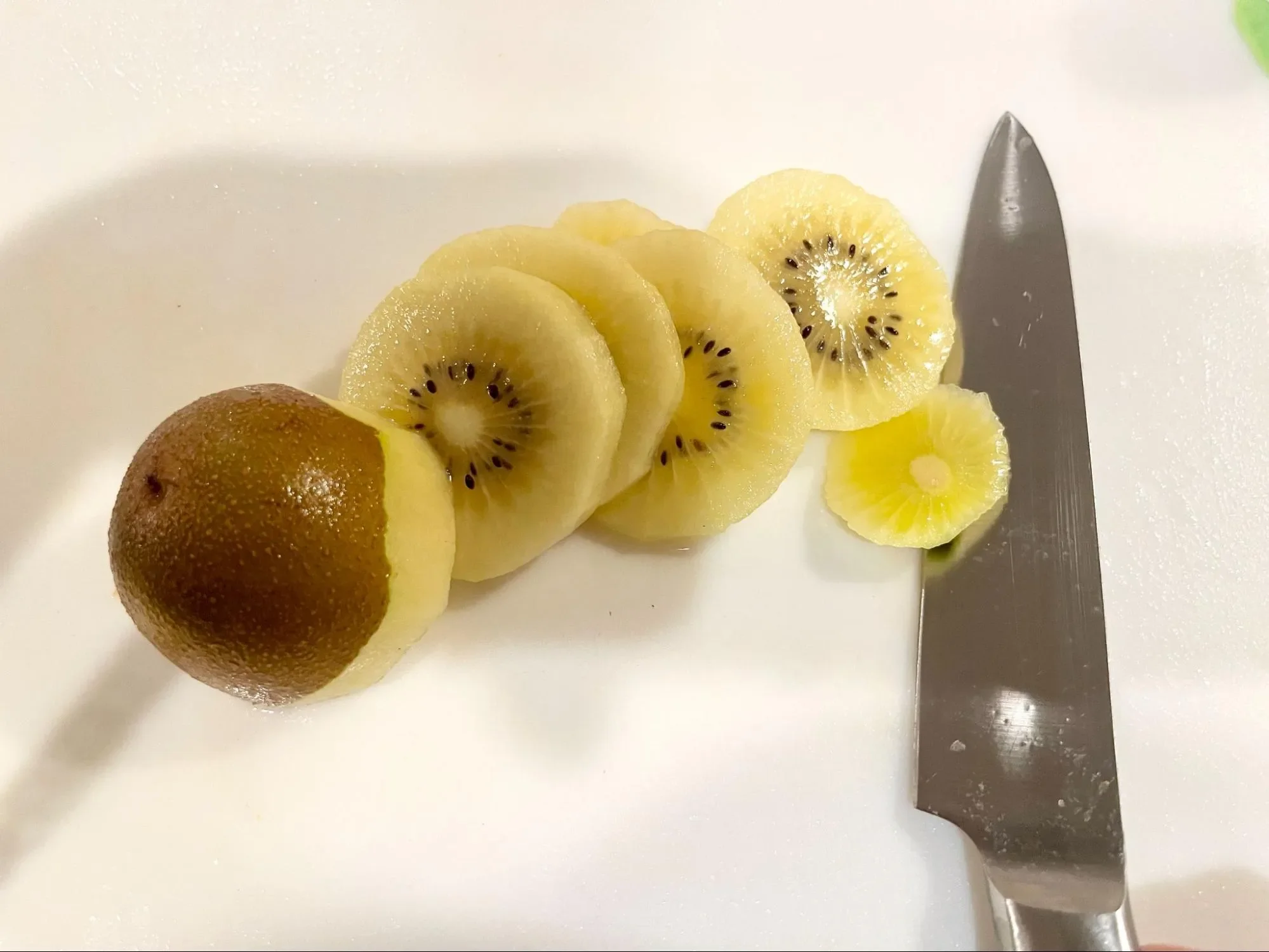 フルーツをカットしている様子