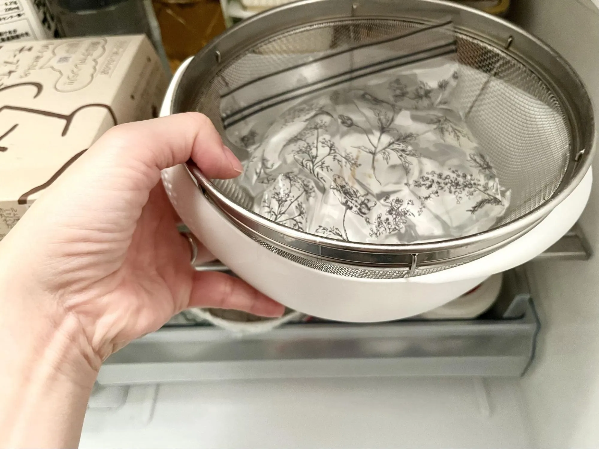 冷蔵庫にグリークヨーグルトを入れる画像