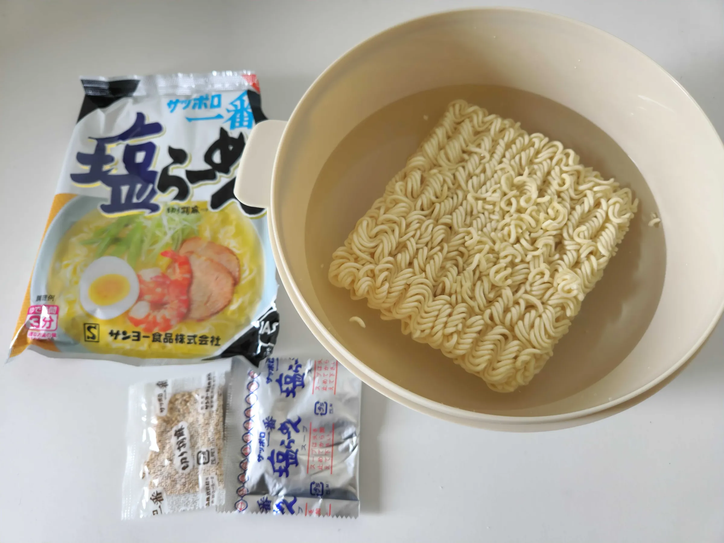 乾麺を入れる