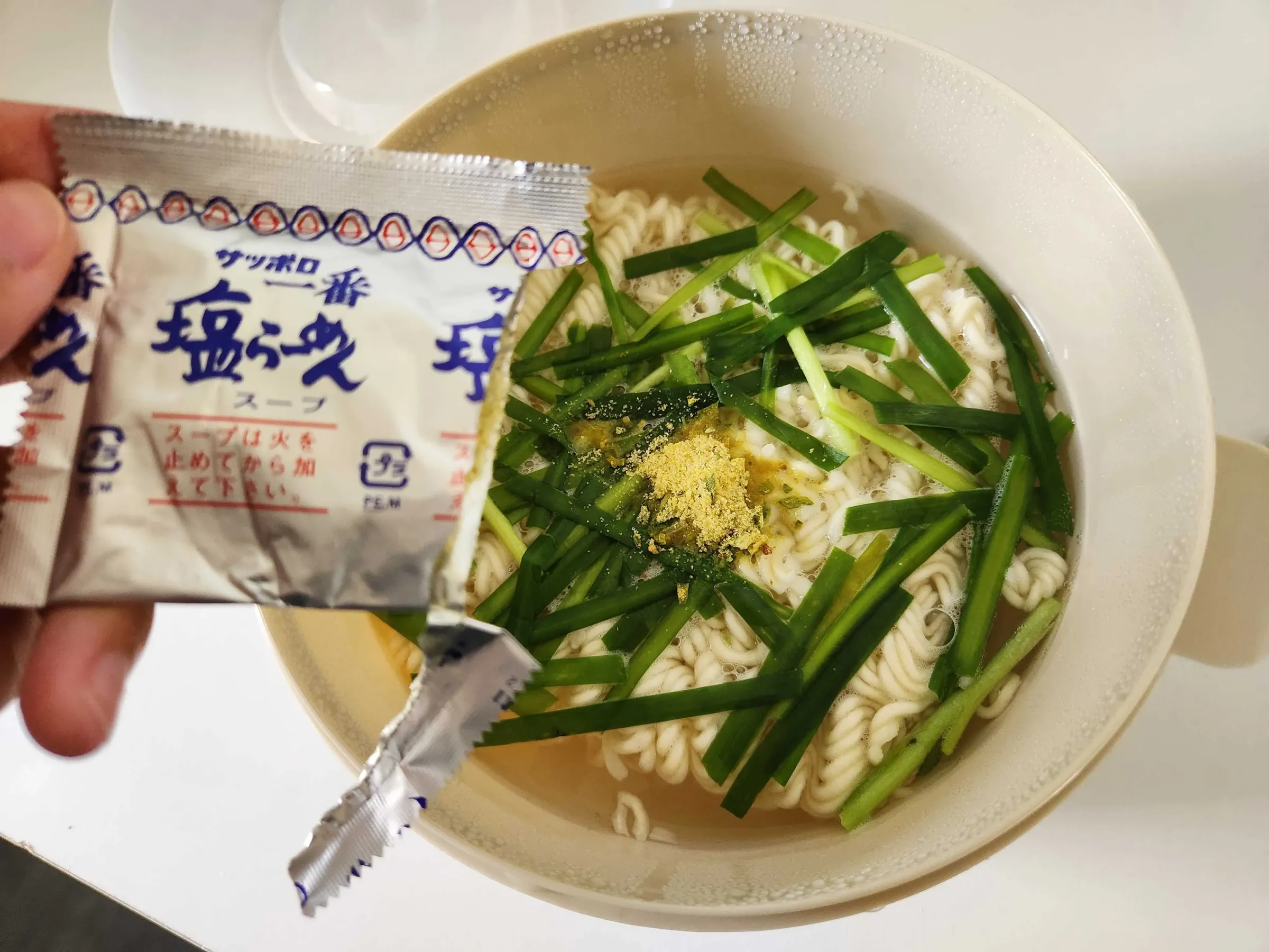 スープの粉末を入れる