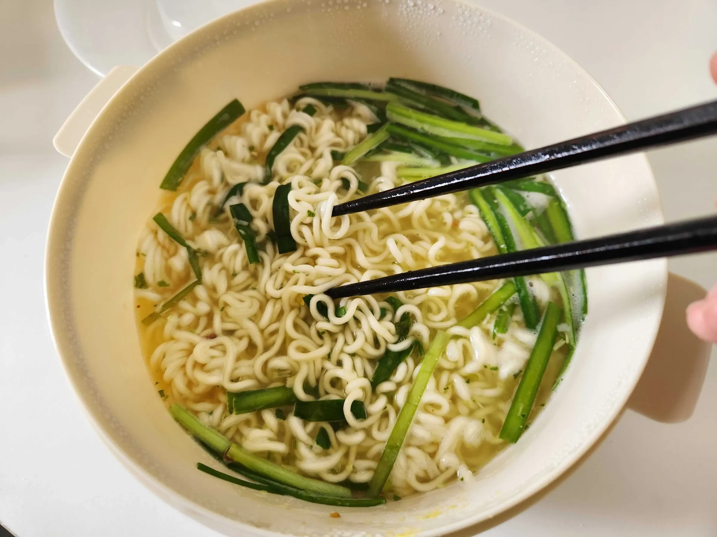 スープの粉末を混ぜる