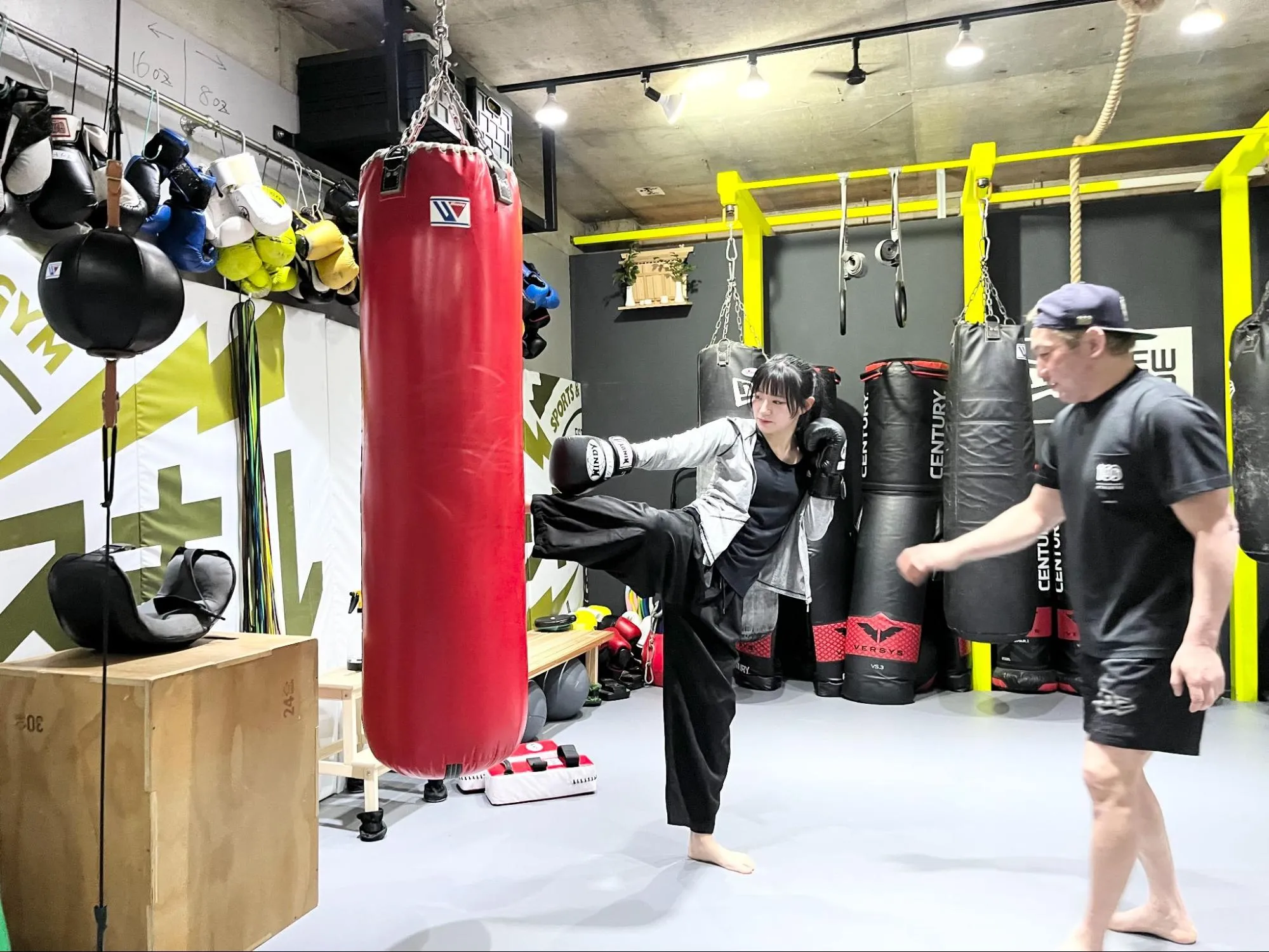 サンドバッグを蹴る様子