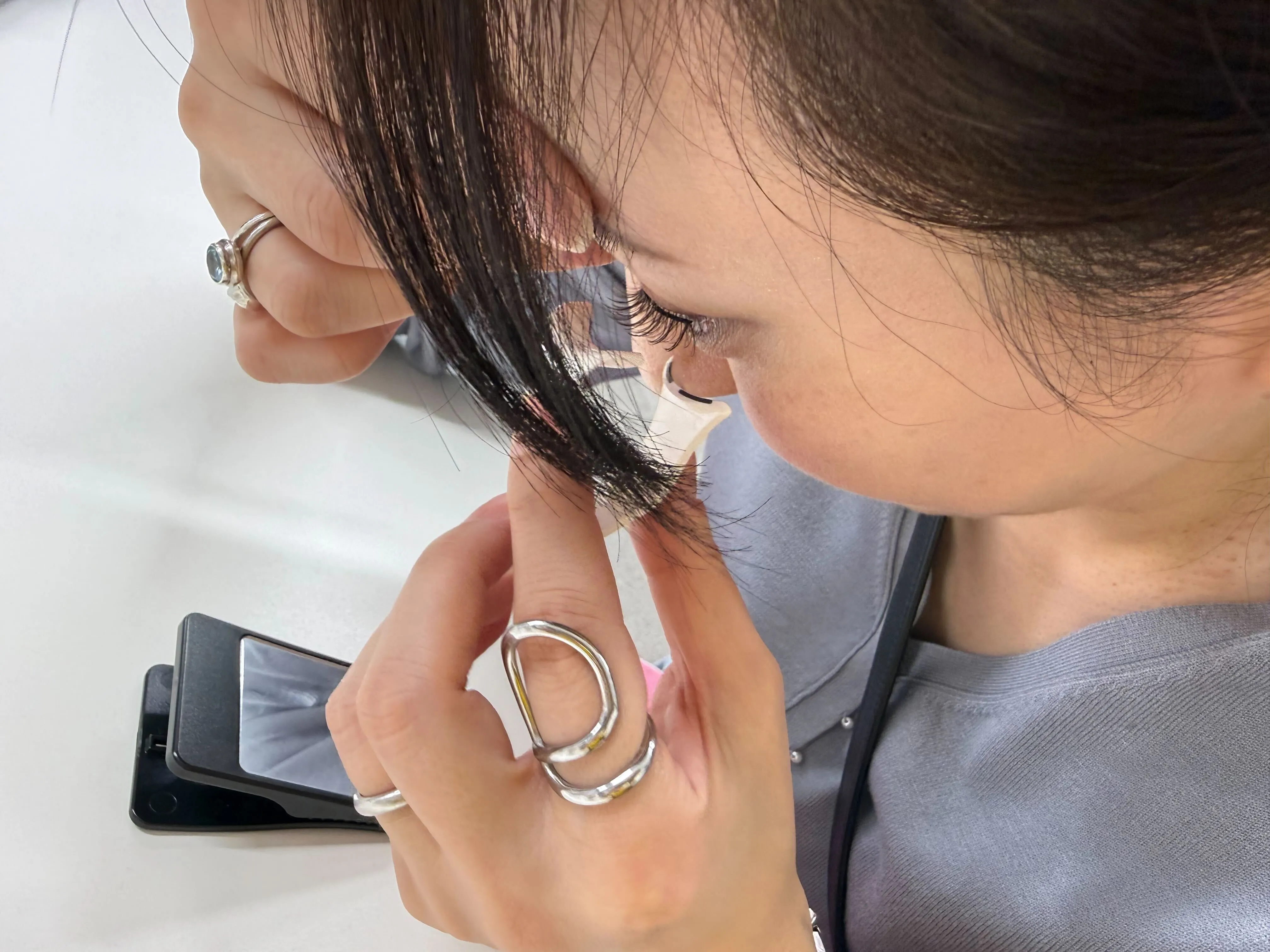 拡大鏡を覗きながら作業する様子