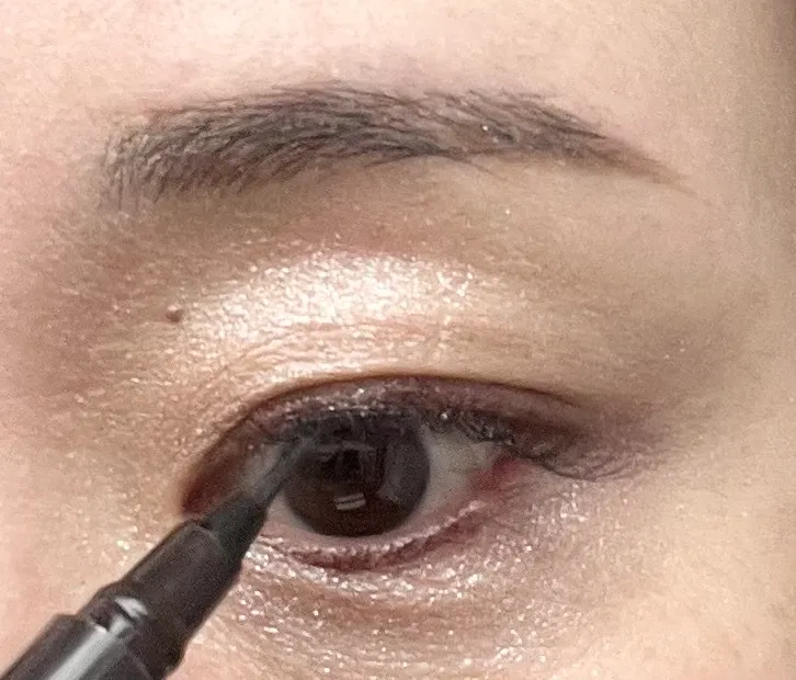 アイライナーで仕上げる