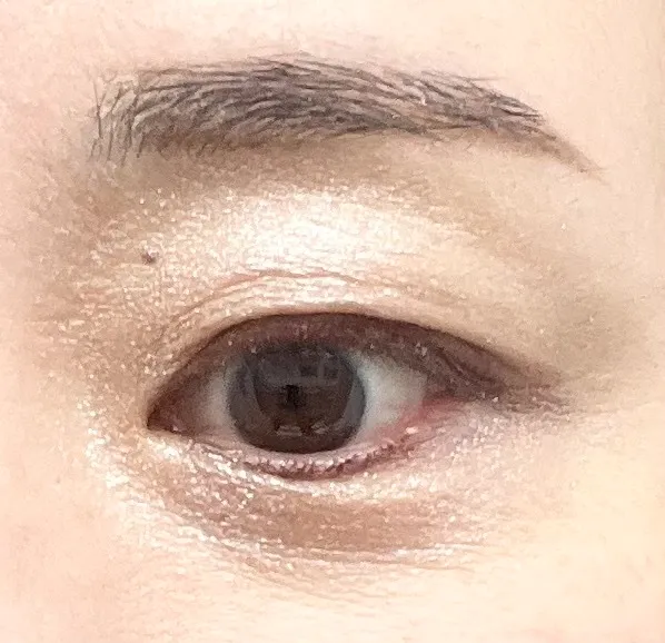 アイシャドウをした目の画像