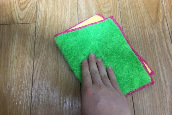 乾拭きしている画像