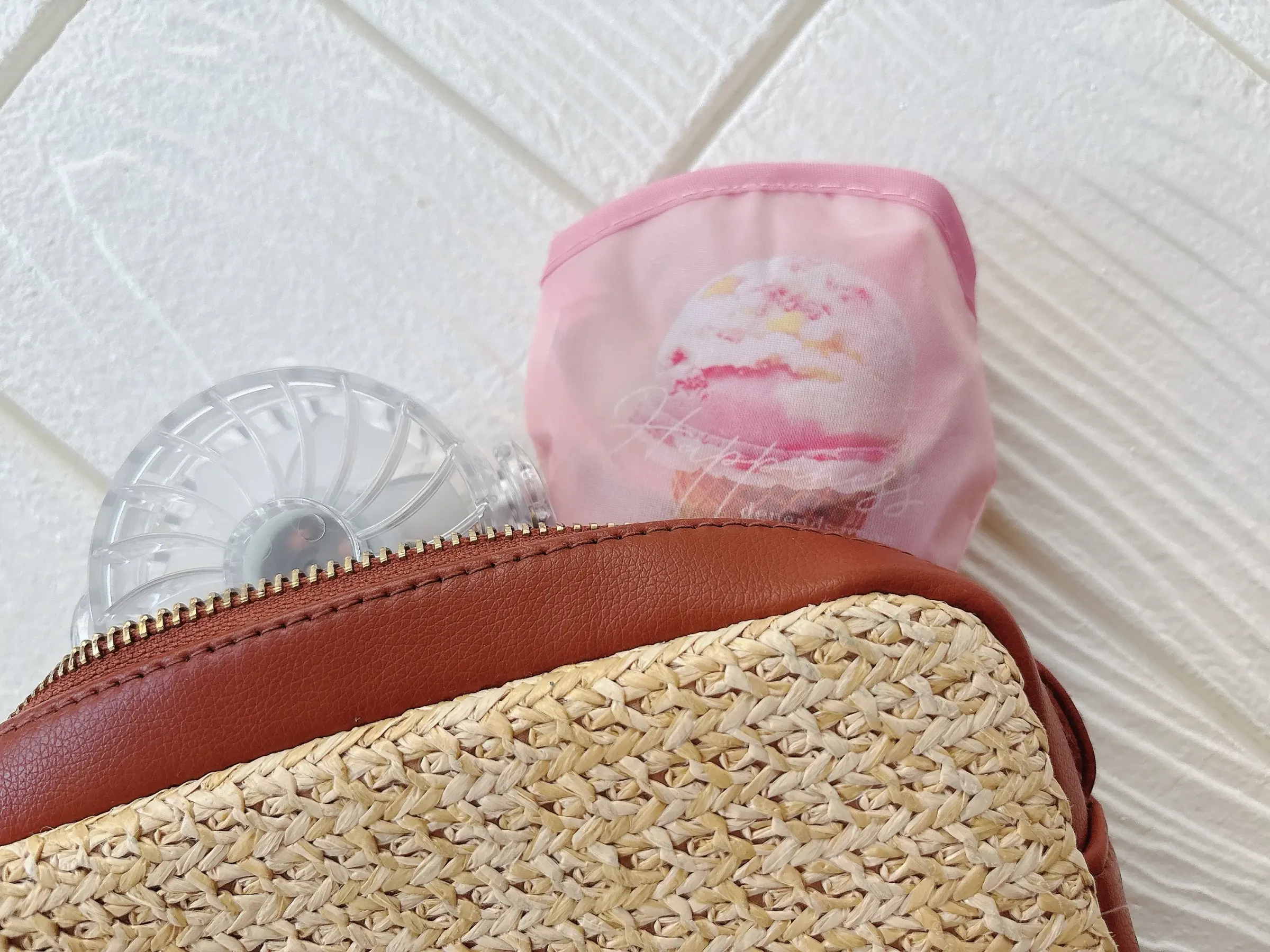 ダイソー折りたたみうちわ(アイス)