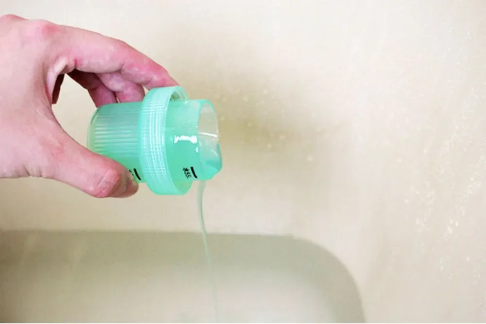 洗濯洗剤を浴槽に入れる