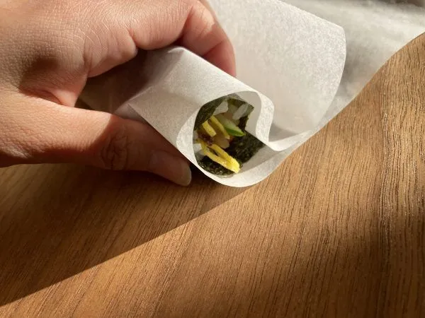 クッキングシートで巻く