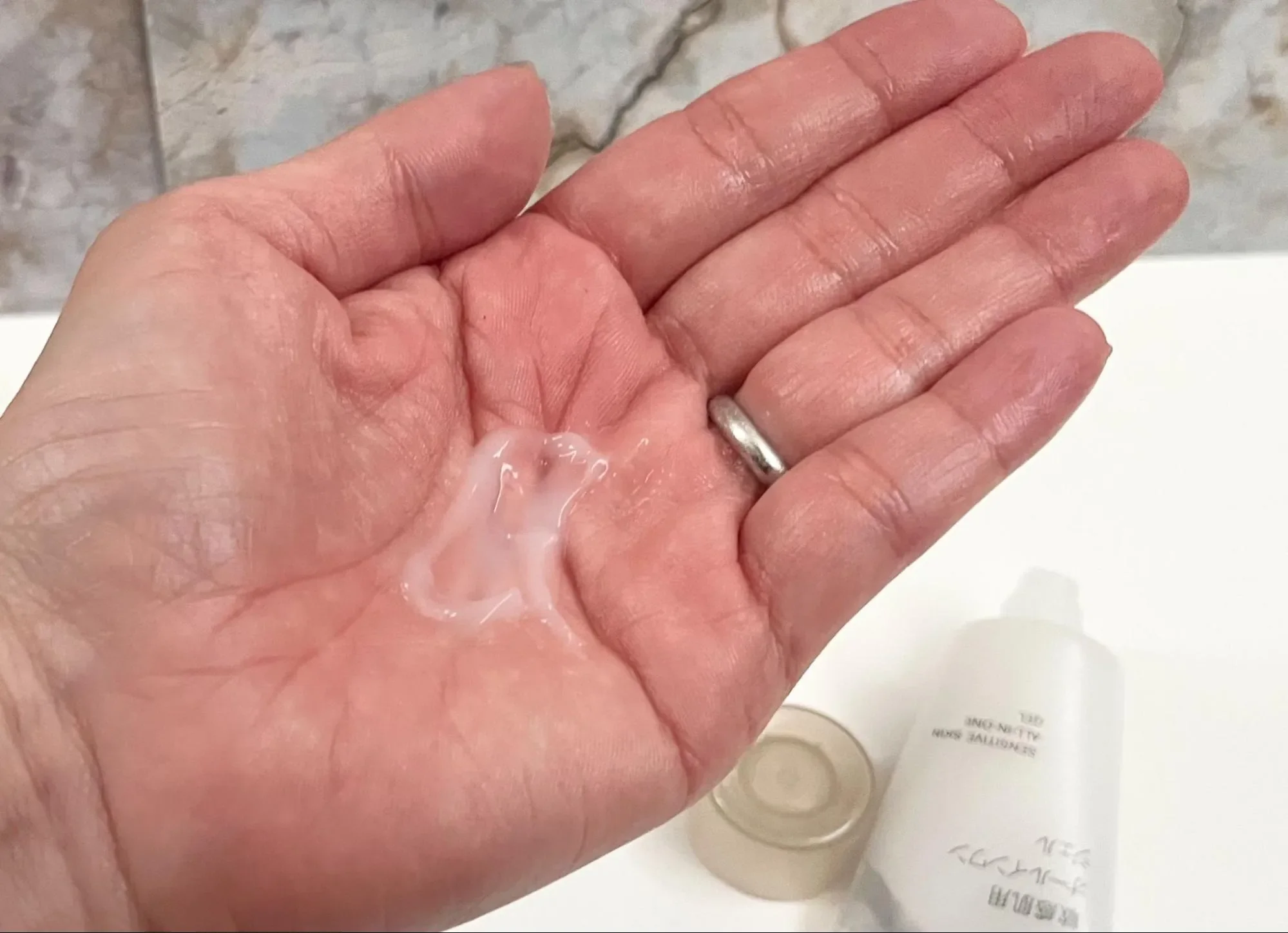 敏感肌用オールインワンジェルのテクスチャー