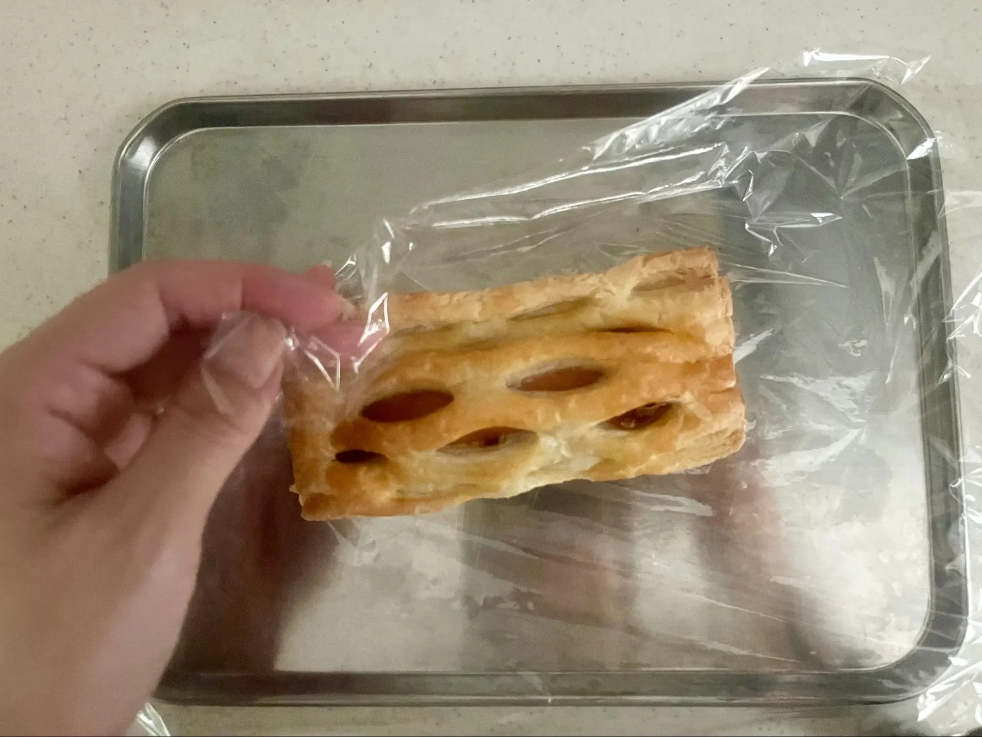 冷凍保存のためにラップに包む様子