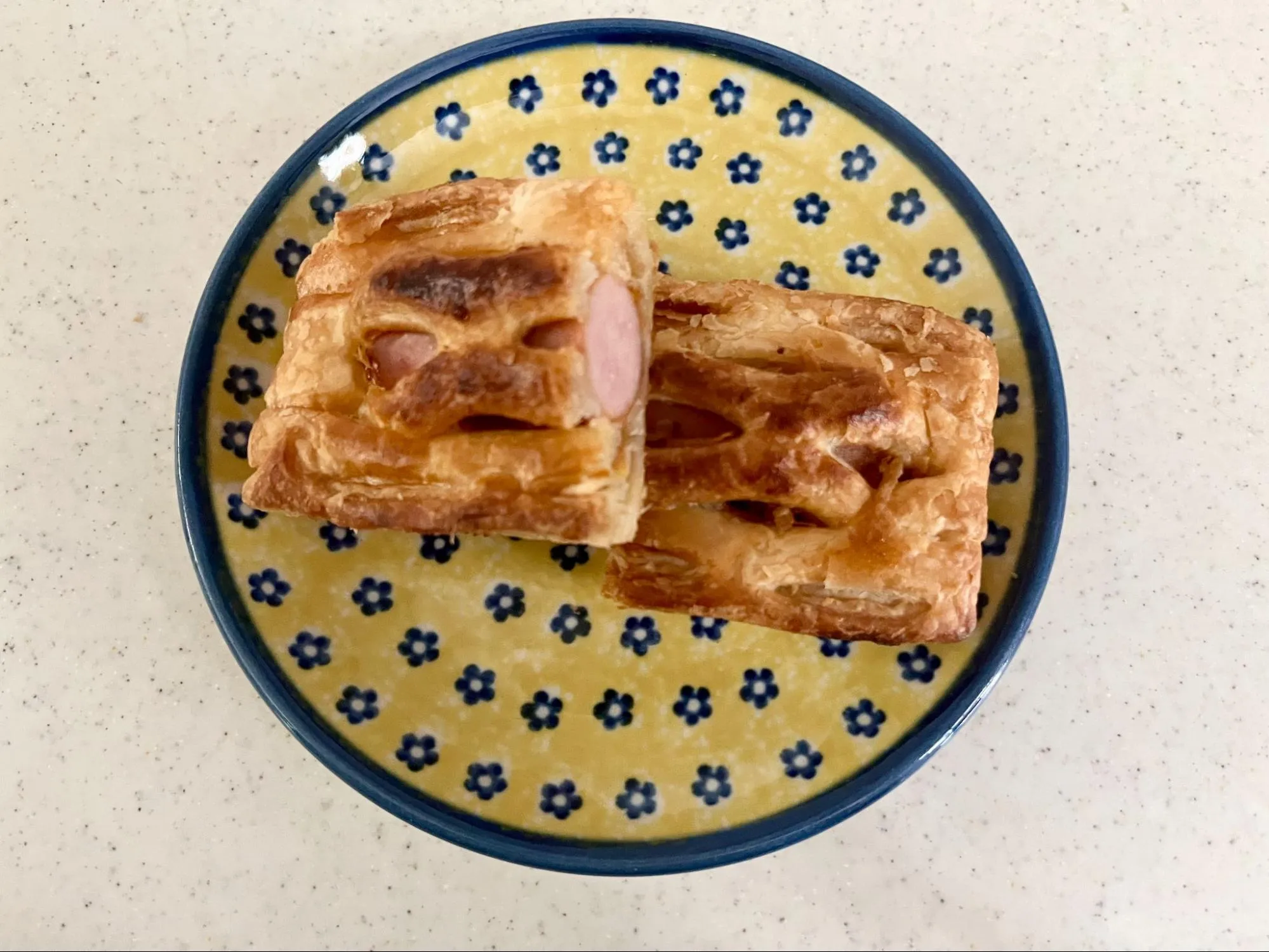リベイク後のホット・セイボリーパイ BBQフランクフルト