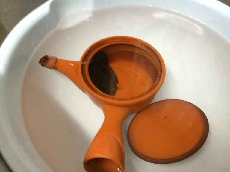 容器に水を張ります