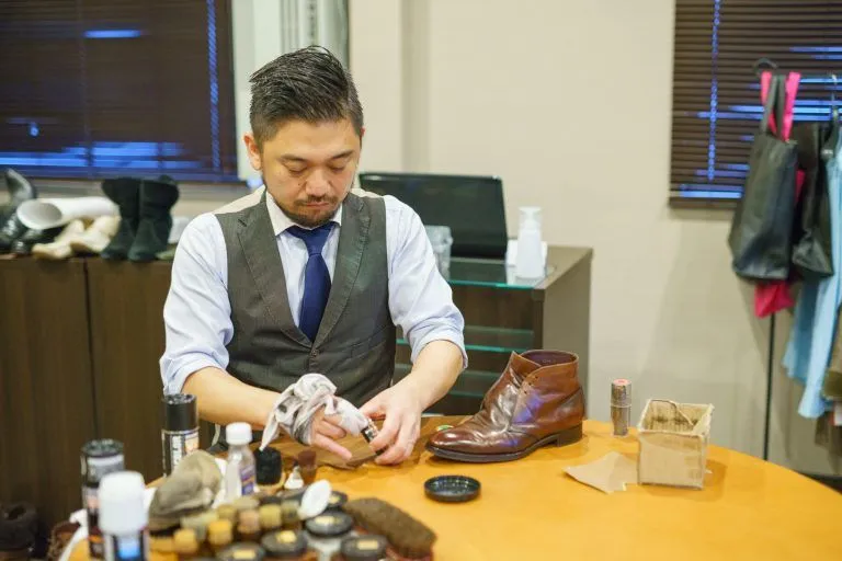 茶色のドレスシューズの靴磨き
