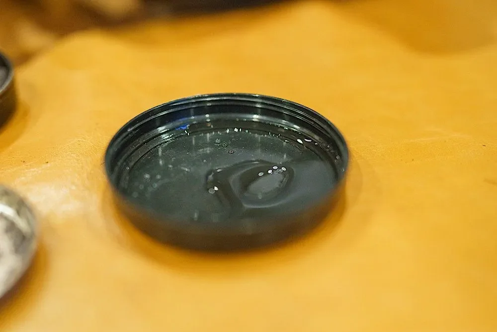靴の鏡面磨き