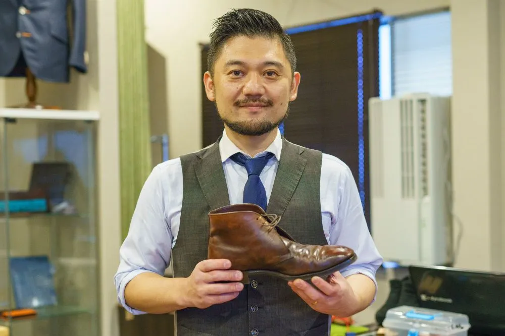 THE SHOE SHINER