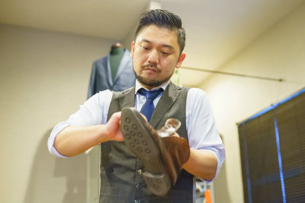THE SHOE SHINER