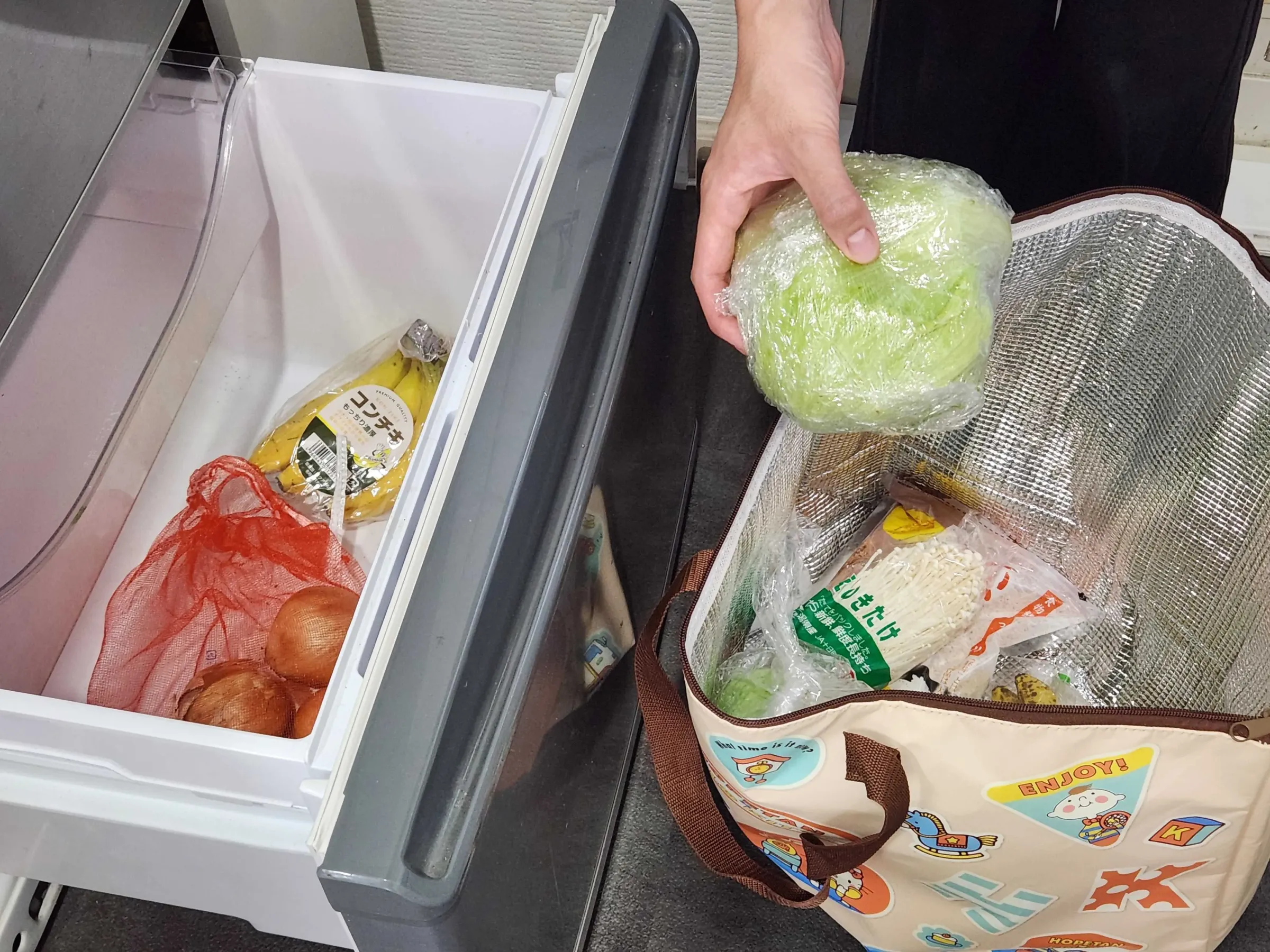 野菜室の中のものを出す