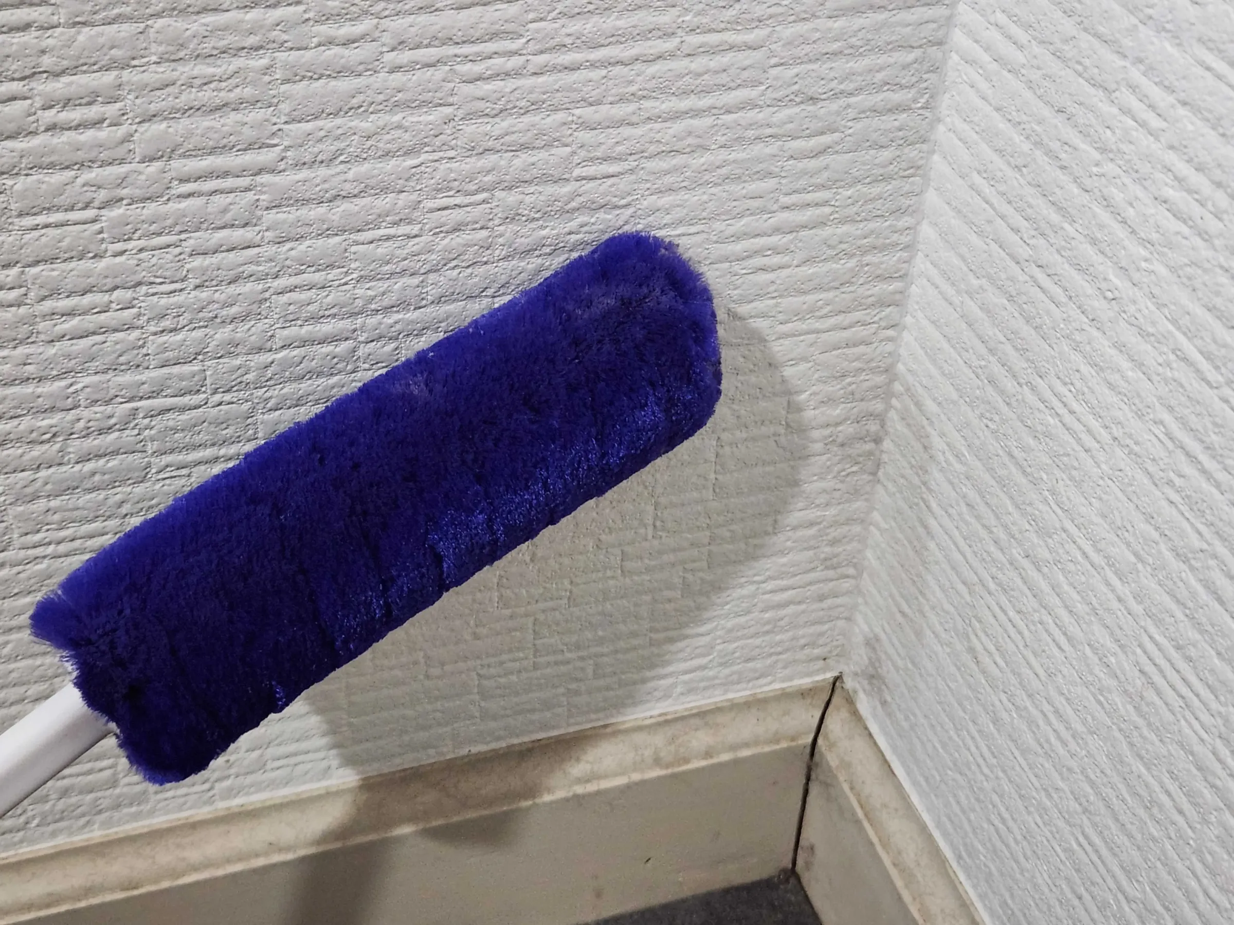 壁の埃をとる