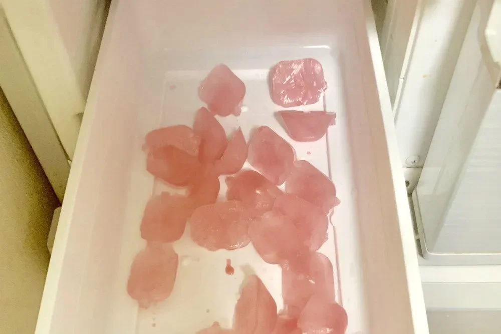 ピンク色の氷