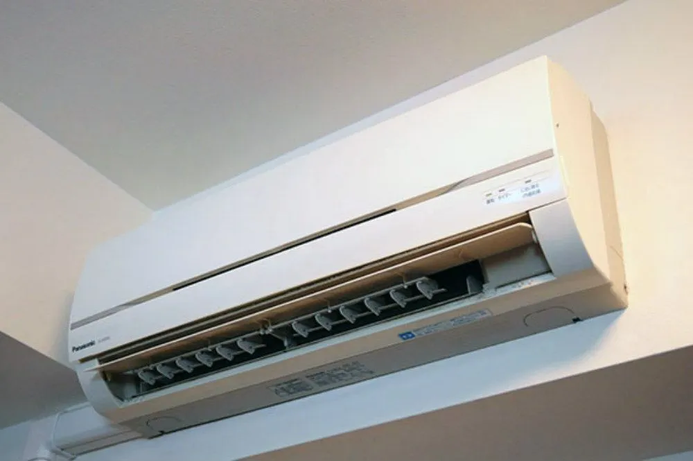 エアコン外側のホコリを取り除く