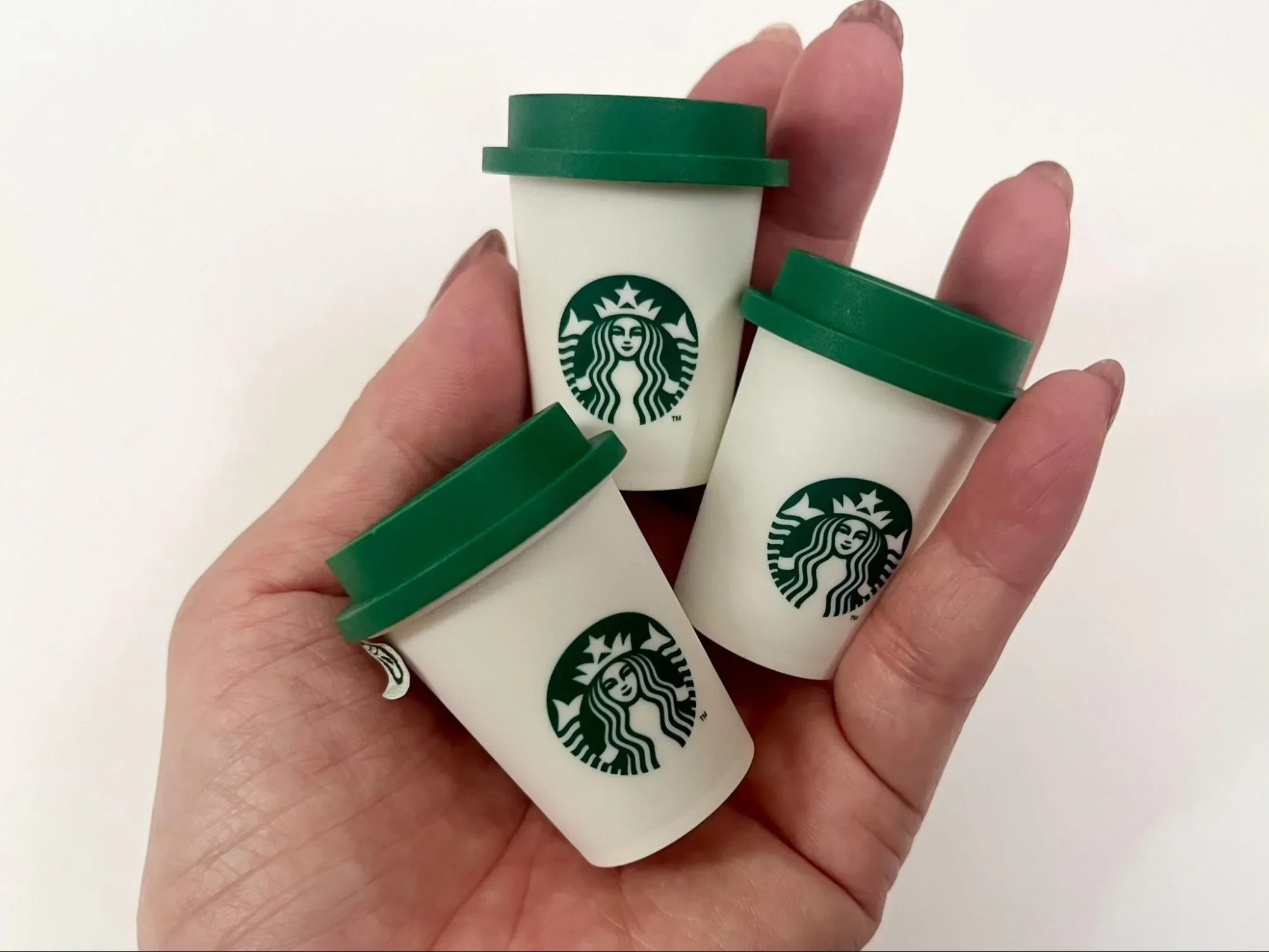 スターバックス® プレミアム ソリュブル コーヒー ミニカップを手に乗せている画像