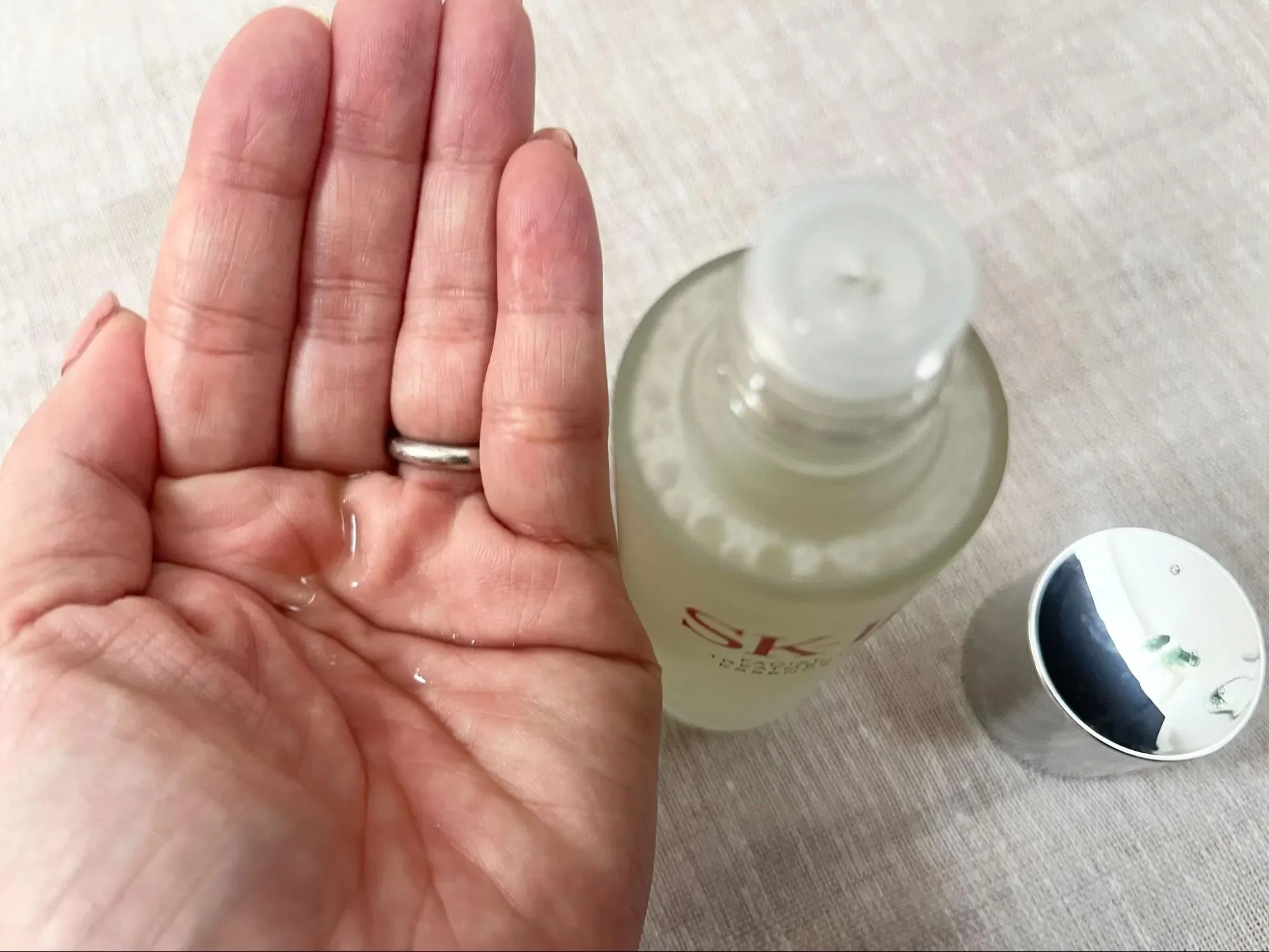 SK-II フェイシャル トリートメント エッセンスのテクスチャーの様子