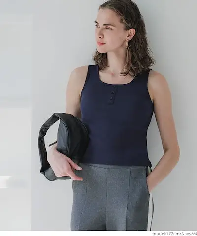 ヘンリーネック風カップ付きタンクトップ