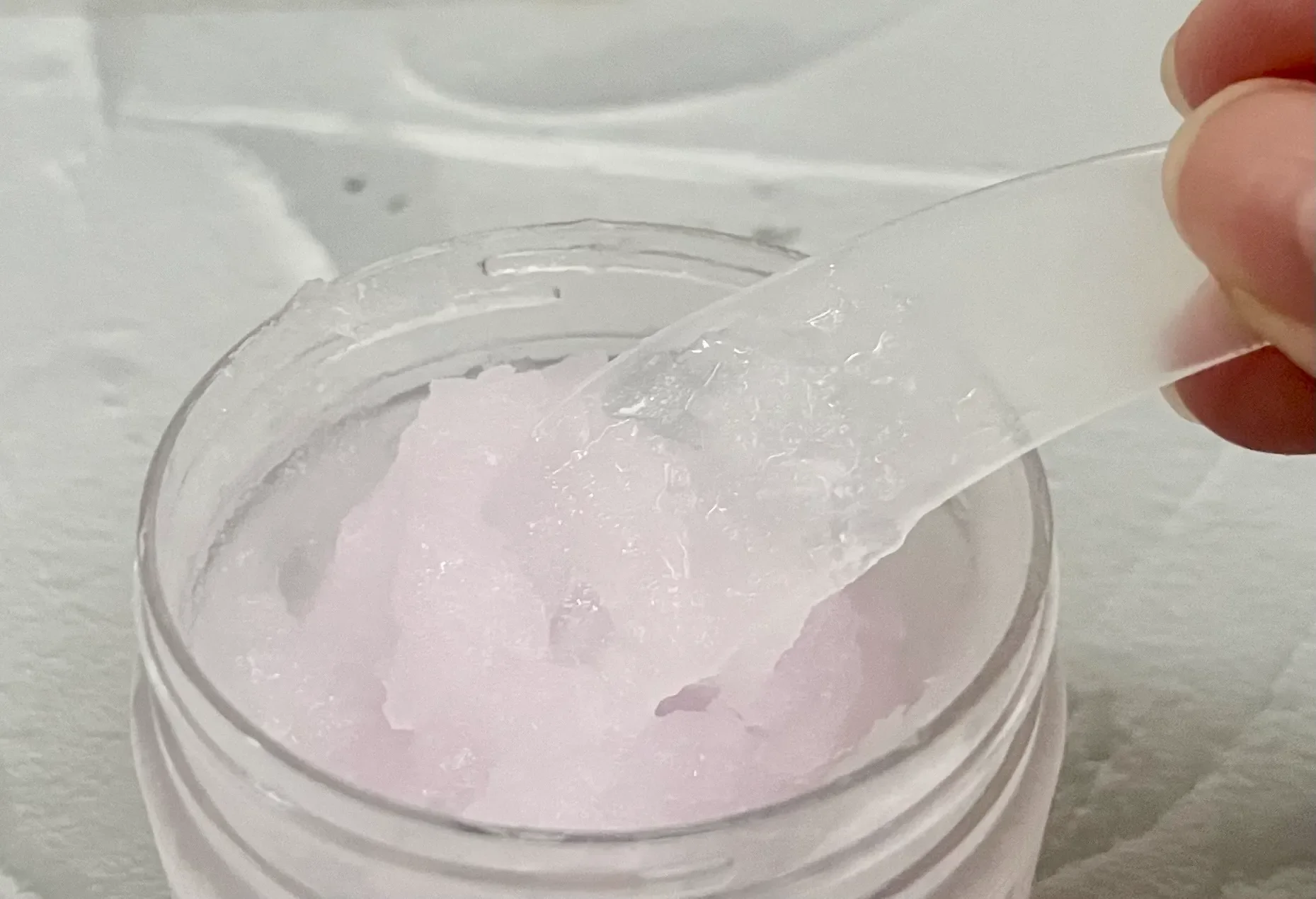 スパチュラでS ソルベセラムをかき混ぜている様子