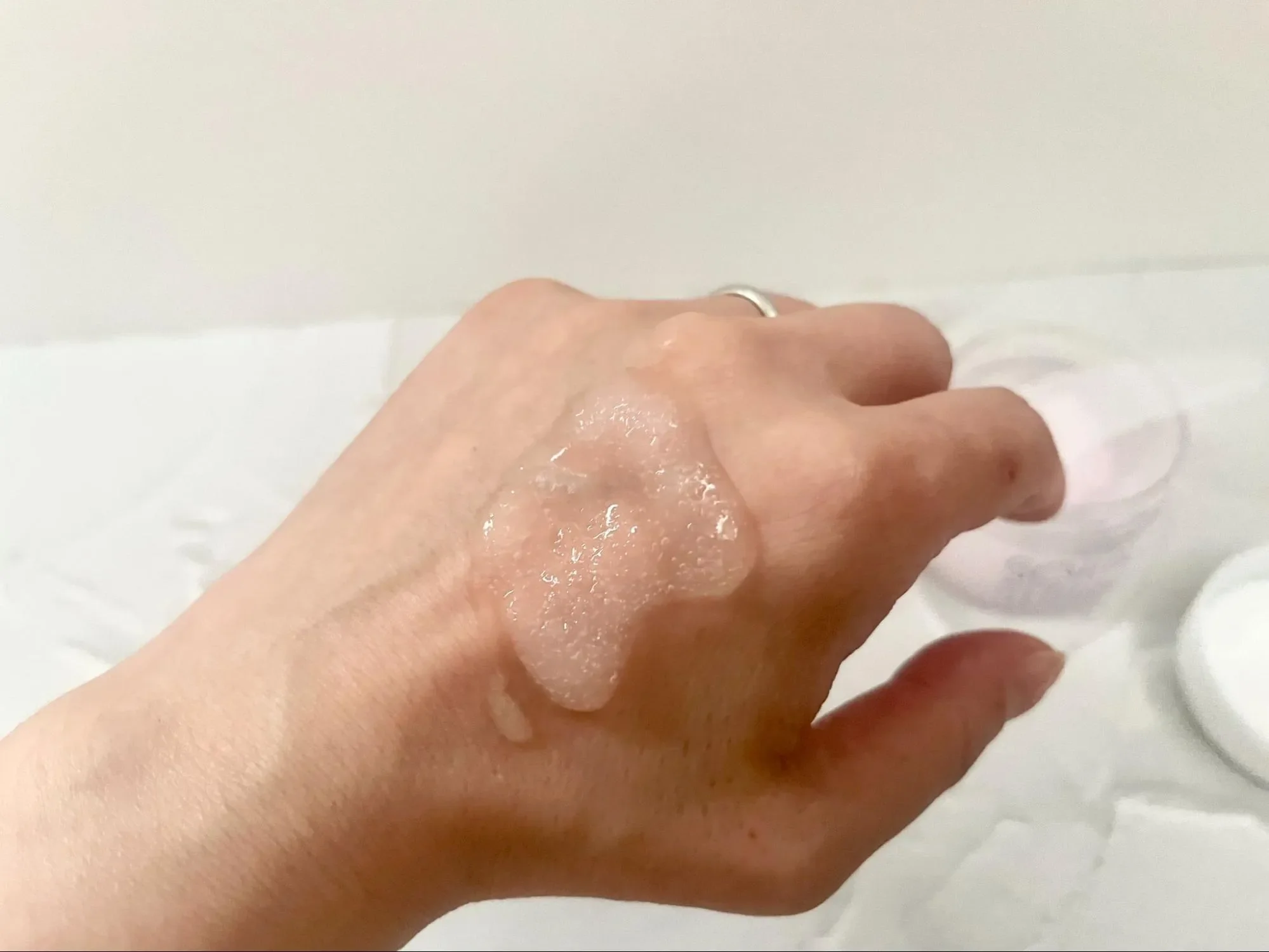 凍らせたS ソルベセラムを手の甲にとってテクスチャーを確かめている画像